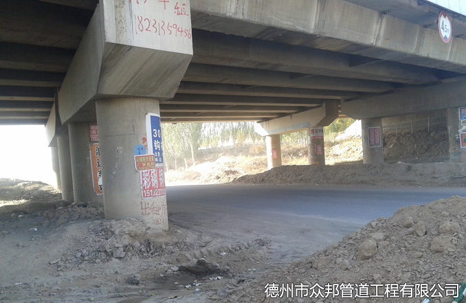 暖氣管道要經(jīng)過的高速公路高架橋